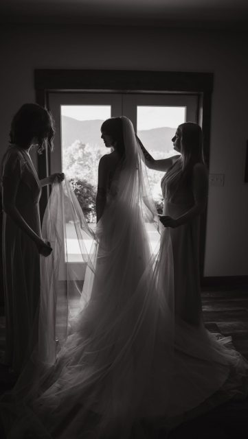 It was a perfect evening! 📸 

#hollandsworthelopements #northcarolinawedding #northcarolinaweddingphotographer
