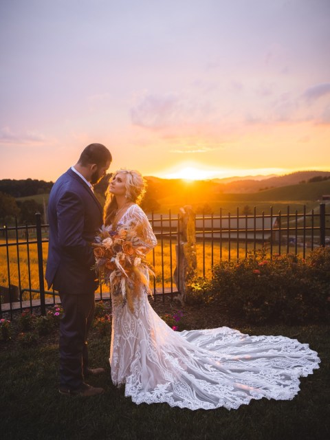 💍 A friendly reminder from your wedding vendors…

To officially reserve your date, a signed contract and deposit are required. Dates aren’t held without both, so be sure to book your preferred vendors as soon as you’re ready 👏🏼
Trust us — it’s never too early!