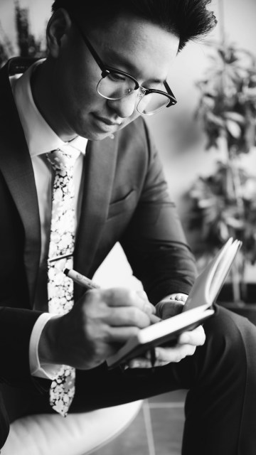 Ended up on a random cliff in Spain and I’m not mad about it 📸 #hollandsworthelopements #spainweddingphotographer #destinationweddingphotographer