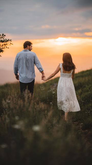 I’m always out here chasing a sunset! 📸 

____

#hollandsworthphotography #virginiaphotographer #sunsetphotographer sunsetengagementphotos