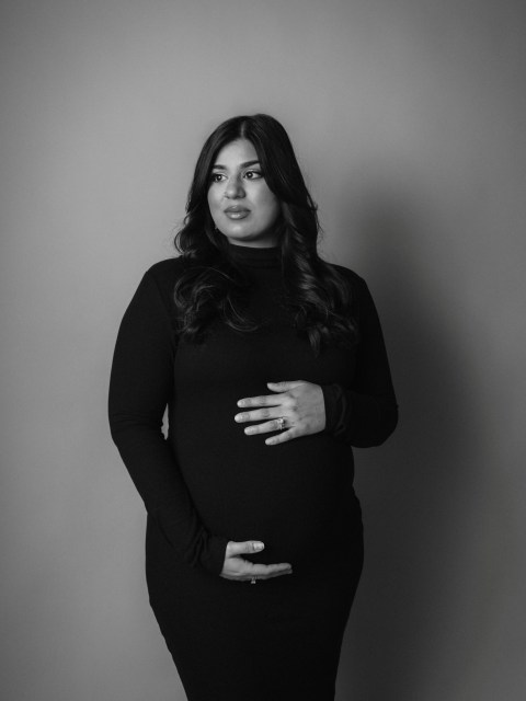 This is your sign to do studio maternity photos 📸